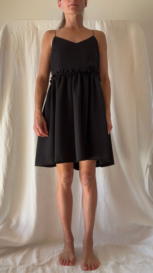 Robe Ty crêpe envers satin noire courte