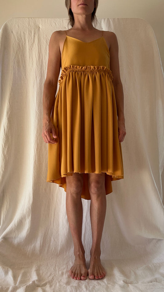 Robe Ty crêpe envers satin ocre courte