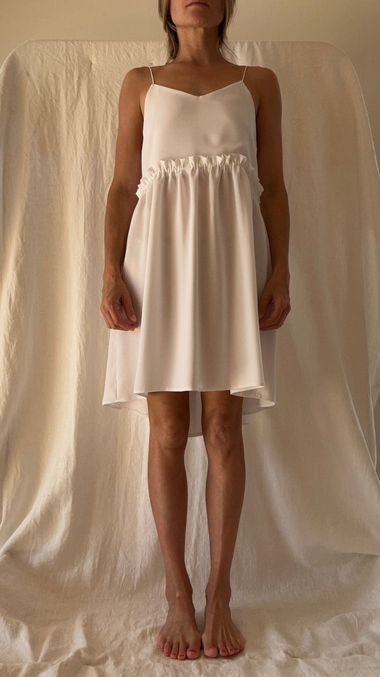 Robe Ty crêpe envers satin (côté crêpe) blanche courte