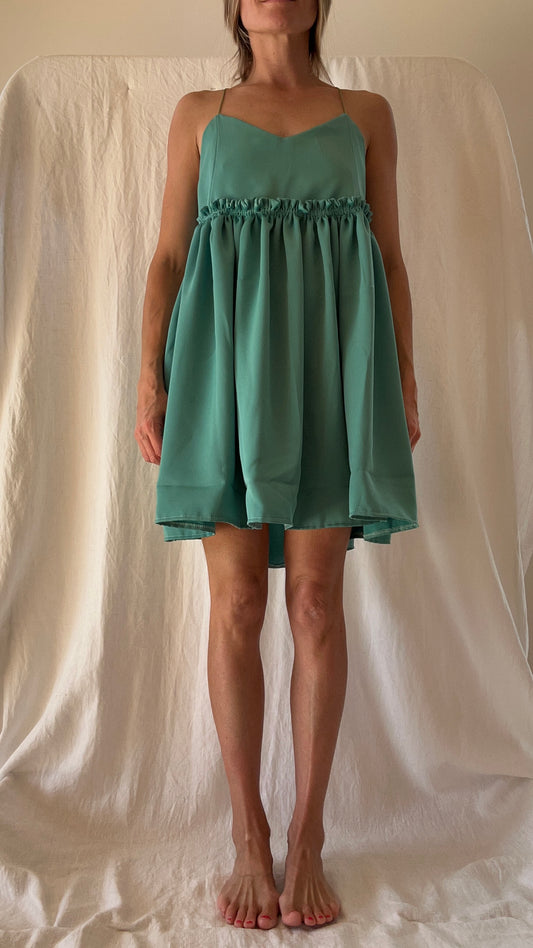 Robe Lou crêpe envers satin verte courte