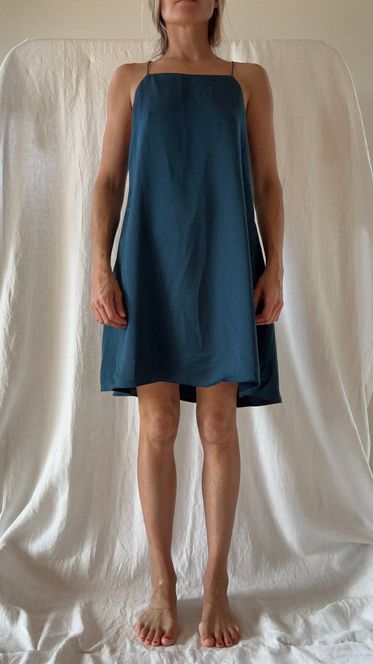 Robe Lola crêpe envers satin bleu canard courte