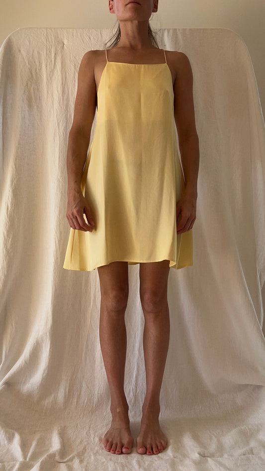 Robe Lola crêpe envers satin jaune pâle courte
