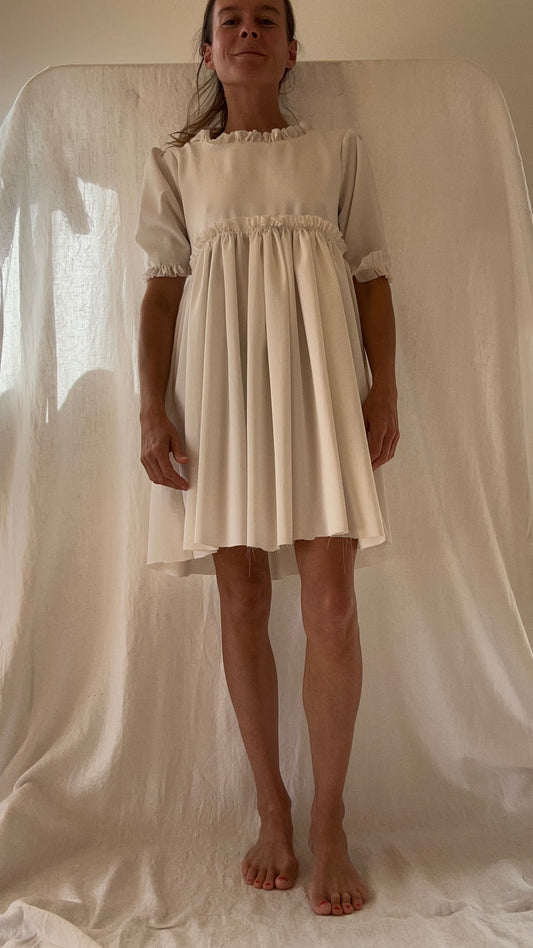 Robe Jane crêpe envers satin blanc cassé courte