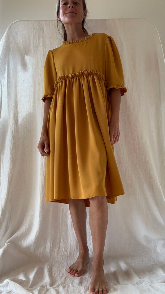 Robe Jane crêpe envers satin ocre courte