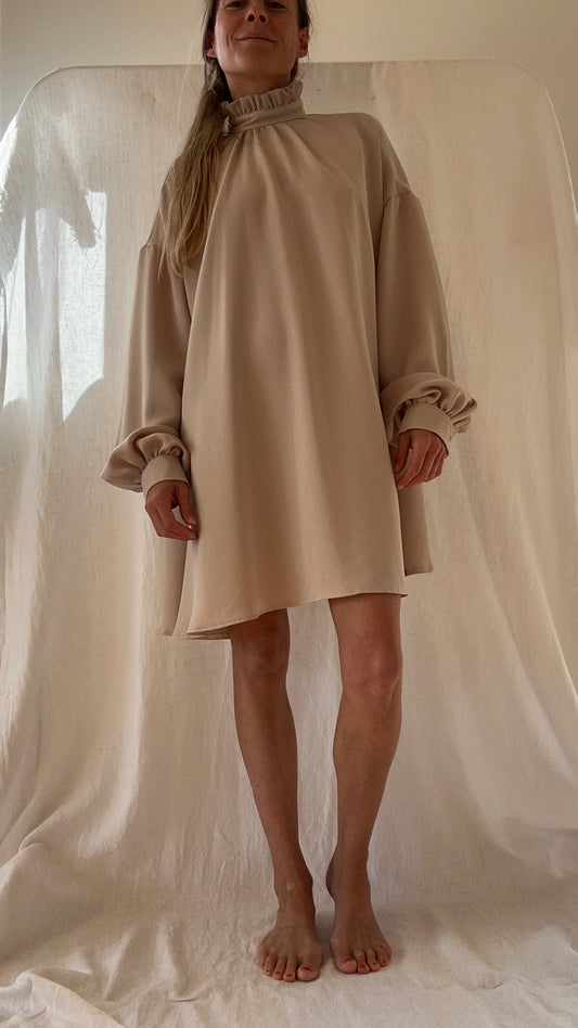 Robe Ana crêpe envers satin beige courte